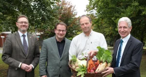 Die symbolische Übergabe der Erntegaben nutzen (von links) Erster Kreisrat Josef Nießen, Kreislandwirt Martin Peters, Kreislandvolkvorsitzender Wilhelm Neven und Landrat Rainer Rempe zum Gespräch über die Bedeutung und Herausforderungen der Landwirtschaft im Landkreis Harburg. Foto: Landkreis Harburg