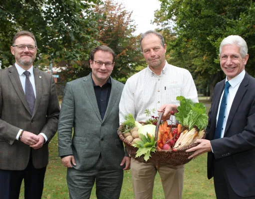 Die symbolische Übergabe der Erntegaben nutzen (von links) Erster Kreisrat Josef Nießen, Kreislandwirt Martin Peters, Kreislandvolkvorsitzender Wilhelm Neven und Landrat Rainer Rempe zum Gespräch über die Bedeutung und Herausforderungen der Landwirtschaft im Landkreis Harburg. Foto: Landkreis Harburg