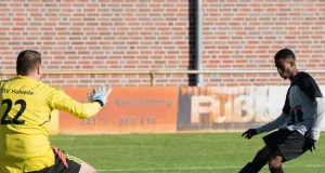 Ally Ndikumana ist weiter Toptorjäger der Kreisliga (11 Treffer), hier trifft er zum zwischenzeitlichen 2:1 für den TSV. Foto: Ingo Howe