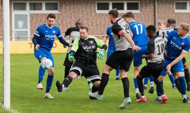 Nach einer Standardsituation fällt hier die 2:1-Führung für die Hausherren. Foto: Ingo Howe