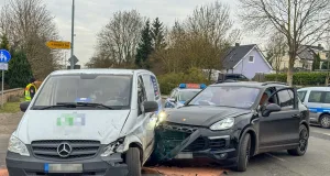 Beide Fahrzeuge erlitten bei dem Zusammenstoß am Mittwochnachmittag so schwere Schäden, dass sie abgeschleppt werden mussten. Foto: Hamann