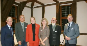 Das Ergebnis des Projekts digitales Datenmanagement in der Destination Flusslandschaft Elbe wurde vorgestellt. V.l.n.r.: Rainer Rempe, Landrat LK Harburg, Jens Böther, Landrat LK Lüneburg, Ellen Kartenbeck, Geschäftsführerin Flusslandschaft Elbe GmbH, Elke Bode, Projektassistentin Digitales Datenmanagement, Holger Hogelücht, Projektleiter Digitales Datenmanagement, Josef Nießen, Aufsichtsratsvorsitzender Flusslandschaft Elbe GmbH. Foto: Wolfgang Herbst