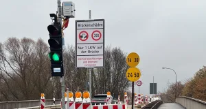 Eine Ampel regelt den einspurigen Verkehr auf der Brücke zwischen Stelle und Fliegenberg. Foto: Landkreis Harburg