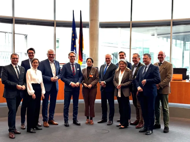 Dr. Cornell Babendererde setzt sich für den Schutz der Weidetierhaltung im Landkreis Harburg ein. Foto: Büro Henrichmann MdB