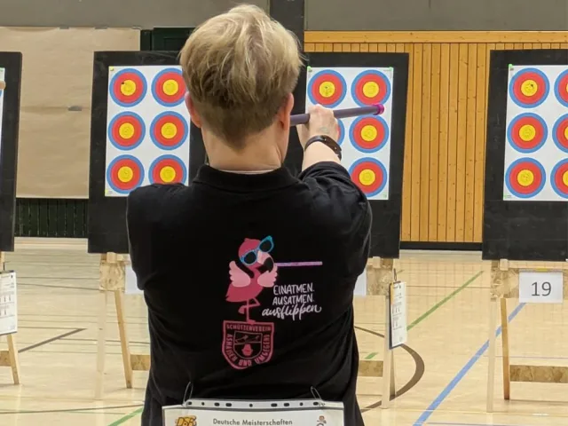 Nadine Bürger beim Blasrohrschießen. Foto: Renate Buchholz