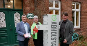 Nikola Laudien, Leiterin der Gemeindebücherei Stelle, freut sich gemeinsam mit Dr- Aleander Stark (Landkreis Harburg) und Stefan Bültemann (Sparkasse Harburg-Buxtehude) über die neue Abholstation. Foto: Sparkasse Harburg-Buxtehude