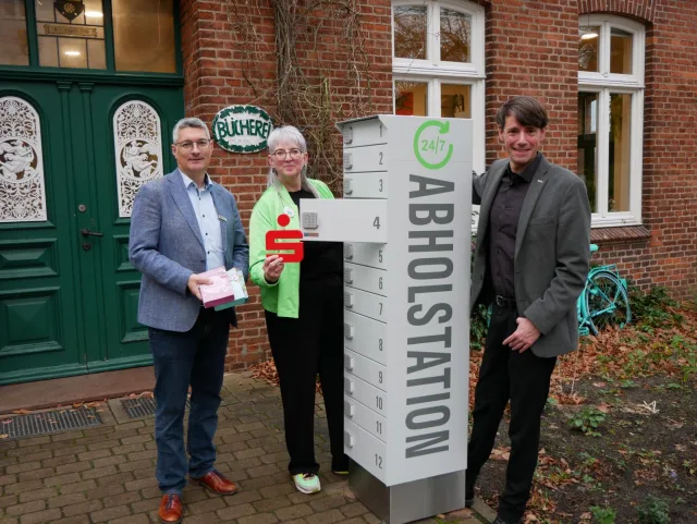 Nikola Laudien, Leiterin der Gemeindebücherei Stelle, freut sich gemeinsam mit Dr- Aleander Stark (Landkreis Harburg) und Stefan Bültemann (Sparkasse Harburg-Buxtehude) über die neue Abholstation. Foto: Sparkasse Harburg-Buxtehude