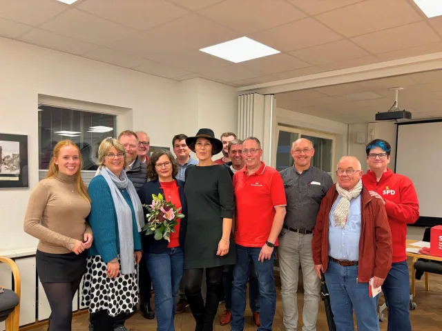 Christine Glawe (Mitte mit Blumenstrauß) will als Bürgermeisterin bezahlbaren Wohnraum und transparente Entscheidungen schaffen. Foto: SPD Winsen (Luhe) Christine Glawe (Mitte mit Blumenstrauß) will als Bürgermeisterin bezahlbaren Wohnraum und transparente Entscheidungen schaffen. Foto: SPD Winsen (Luhe)