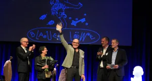 Ulf Petersen erhielt den Kulturpreis Blauer Löwe 2025 für sein bildhauerisches Werk im Landkreis Harburg. Foto: FLMK