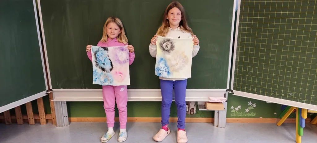 Voller Stolz zeigen die Kindern ihre selbstbemalten Kissen. Foto: Grösch