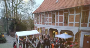 Der Weihnachtszauber im Winsener Schloss bietet an rund 20 Ständen Kunsthandwerk und regionale Produkte. Foto: Museum im Marstall