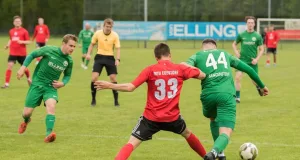 Zweikampf zwischen Ole Albers (li. Egestorf) und Bastian Wohler (re. Borstel). Foto: Ingo Howe