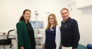 Kreisrätin Ana Cristina Bröcking und Dr. Markus Jaeger-Rosiny freuen sich über Nadja Heinsens Tätigkeit und das neue PA-Modell. Foto: Landkreis Harburg