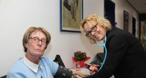 Auch den Blutdruck konnten die Besucherinnen und Besucher beim Herzaktionstag professionell überprüfen lassen. Foto: Landkreis Harburg