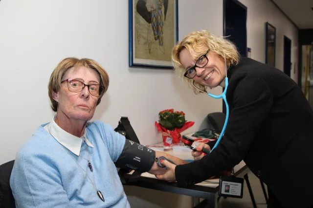 Auch den Blutdruck konnten die Besucherinnen und Besucher beim Herzaktionstag professionell überprüfen lassen. Foto: Landkreis Harburg Auch den Blutdruck konnten die Besucherinnen und Besucher beim Herzaktionstag professionell überprüfen lassen. Foto: Landkreis Harburg