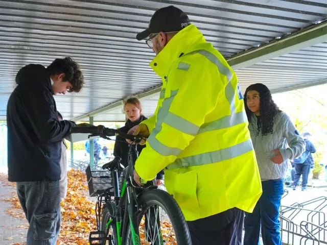 Fahrradkontrolle an der Eckermann-Realschule mit Polizei und Mobilitätskurs. Foto: Johann-Peter-Eckermann-Realschule