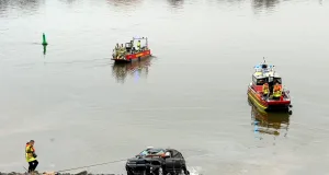 Rettungskräfte befreiten eine Person aus dem versinkenden Fahrzeug. Foto: Hamann