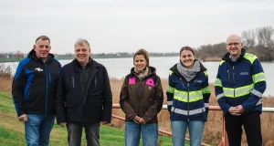 Genehmigungsturbo für Deiche gefordert: Treffen der regionalen Deichverbände mit Dr. Cornell Babendererde. Von links: Hartmut Burmester, Karsten Riege, Dr. Cornell Babendererde, Sarah Wiebe, Christoph Sander. Foto: Niklas Hintze