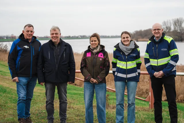 Genehmigungsturbo für Deiche gefordert: Treffen der regionalen Deichverbände mit Dr. Cornell Babendererde. Von links: Hartmut Burmester, Karsten Riege, Dr. Cornell Babendererde, Sarah Wiebe, Christoph Sander. Foto: Niklas Hintze