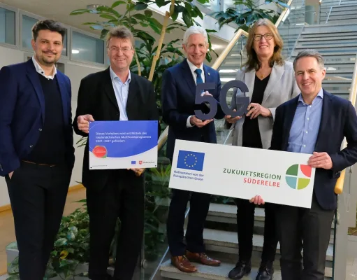 Dr. Timo Maurer (WLH Wirtschaftsförderung im Landkreis Harburg GmbH, v.l.), Jens Wrede (Geschäftsführer SLH), Rainer Rempe (Landrat Landkreis Harburg), Karin Beckmann (Landesbeauftragte Amt für regionale Landesentwicklung Lüneburg) und Dr. Olaf Krüger (Vorstand Süderelbe AG). Foto: ein