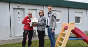 Verteilten Adventskalender für Kinder in Flüchtlingsunterkünften der Johanniter im Landkreis Harburg: Michael Siebert (links), Kim Menzel und Regionalvorstand Henning Janßen. Foto: Johanniter
