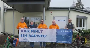 Der ADFC Kreisverband Harburg erhielt 15 Banner von der Firma Wähler, um auf fehlende Radwege aufmerksam zu machen.. Foto: ADFC
