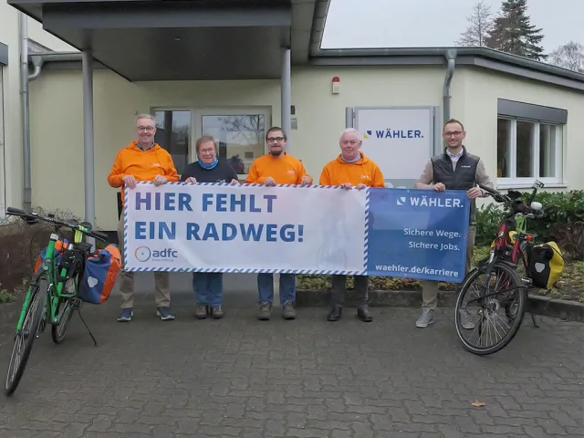 Der ADFC Kreisverband Harburg erhielt 15 Banner von der Firma Wähler, um auf fehlende Radwege aufmerksam zu machen.. Foto: ADFC Der ADFC Kreisverband Harburg erhielt 15 Banner von der Firma Wähler, um auf fehlende Radwege aufmerksam zu machen.. Foto: ADFC