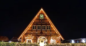 Festlich geschmückt wie dieses Haus an der Bahnhofstraße in Ashausen. Foto: Grösch