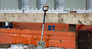 Wenn der Bau Winterpause macht: Für Bauarbeiter im Landkreis Harburg laufen Job und Lohn weiter – auch wenn Baustellen bei Schnee und Frost lahmliegen. Denn sie können Saison-Kurzarbeitergeld bekommen. Foto IG BAU | Nils Hillebrand