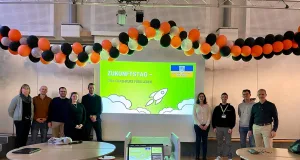 Erika Weusthof (Schulleitung, v.l.), Christopher Peters (Lehrer), Dominik Bressler (Steuerreferent), Cora Niemann (Team Zukunftstag), Niklas Döring (Wohnenreferent), Berit Winter (Adalbert Zajadacz Stiftung), Daniel Niedziella, Philipp Friese (beide Team Zukunftstag) und Michael Schiller (Finanzreferent). Foto: ein