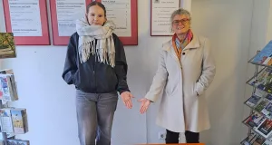 Die orangefarbene Bank im Rathaus Stelle macht auf Gewalt gegen Frauen und Mädchen aufmerksam und bietet über einen QR-Code Zugang zu Hilfsangeboten. Foto: Gemeinde Stelle