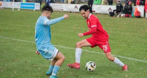 Bryan Quincy Döderlein De Win hier im Zweikampf mit Bornreihes Tarik Elmali. Foto: Ingo Howe