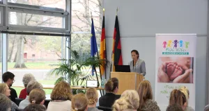 „Frühe Hilfen sind die tragende Säule des Kinderschutzes im Landkreis Harburg“, betonte Kreisrätin Ana Cristina Bröcking bei der Eröffnung des Fachtags Frühe Hilfen 2025 im Winsener Kreishaus. Foto: Landkreis Harburg