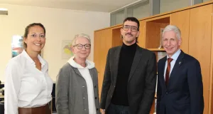 Landrat Rainer Rempe (rechts) und Kreisrätin Ana Cristina Bröcking (links) verabschieden Gabriele Pape und begrüßen Marco Flöß als neuen Leiter der Erziehungsberatungsstelle. Foto: Landkreis Harburg