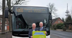 Namensgeber Manfred Wagner (links) und Landrat Rainer Rempe geben den Startschuss für die Heidschnucke. Foto: Landkreis Harburg