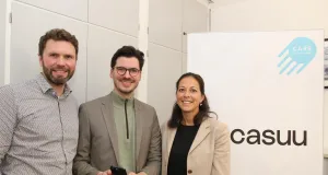 Das neue Sprachförderungs-Tool stellen Stefan Baumann, Leiter der Abteilung Bildung der Kreisverwaltung (links), Dr. Rüdiger Schmitz und Kreisrätin Ana Cristina Bröcking vor. Foto: Landkreis Harburg