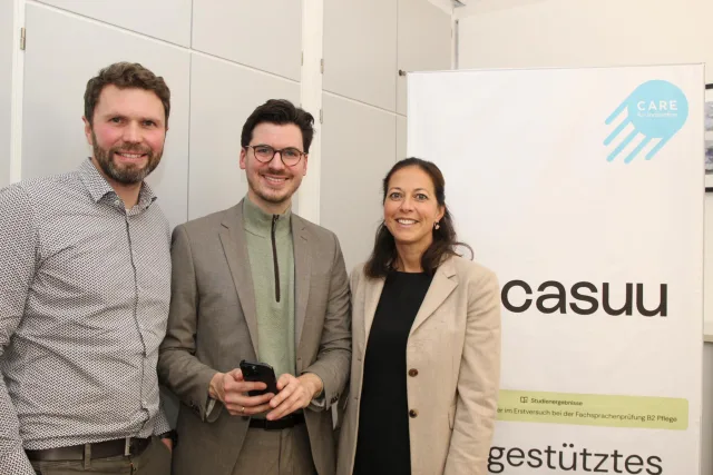 Das neue Sprachförderungs-Tool stellen Stefan Baumann, Leiter der Abteilung Bildung der Kreisverwaltung (links), Dr. Rüdiger Schmitz und Kreisrätin Ana Cristina Bröcking vor. Foto: Landkreis Harburg Das neue Sprachförderungs-Tool stellen Stefan Baumann, Leiter der Abteilung Bildung der Kreisverwaltung (links), Dr. Rüdiger Schmitz und Kreisrätin Ana Cristina Bröcking vor. Foto: Landkreis Harburg