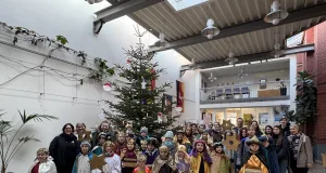 Rund 30 Sternsinger besuchten Bürgermeister André Wiese im Winsener Rathaus und sammelten Geld für das Kindermissionswerk. Foto: Stadt Winsen (Luhe)