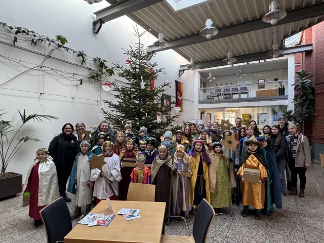 Rund 30 Sternsinger besuchten Bürgermeister André Wiese im Winsener Rathaus und sammelten Geld für das Kindermissionswerk. Foto: Stadt Winsen (Luhe) Rund 30 Sternsinger besuchten Bürgermeister André Wiese im Winsener Rathaus und sammelten Geld für das Kindermissionswerk. Foto: Stadt Winsen (Luhe)