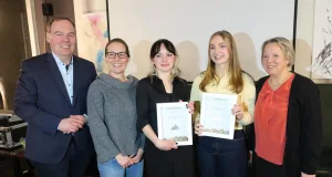 Verleihung der Juniorkiesel. Von links: Bürgermeister André Wiese, Sabrina Koch, Nica Hoffmann, Annika Rücker, Birgit Kruse. Foto: Stadt Winsen (Luhe)