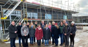 Das eingeschossige Schulgebäude in Stöckte wird mit nachhaltiger Holzbauweise und moderner Energietechnik errichtet. Foto: Stadt Winsen (Luhe)