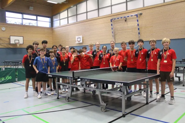 51 junge Tischtennisspieler kämpften beim ersten Jugend-Weihnachtsturnier in der Rosengartenhalle in Klecken um den Sieg. Foto: Ralf Koenecke