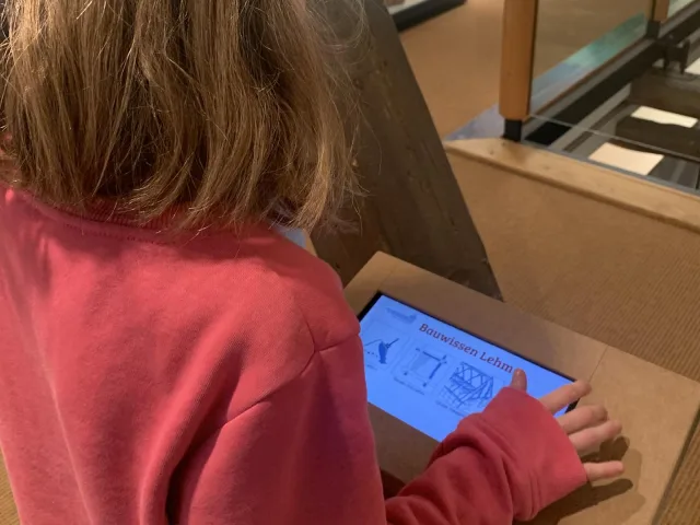 Kinder bei der Digitalen Kinderbauhütte. Foto: Museum im Marstall