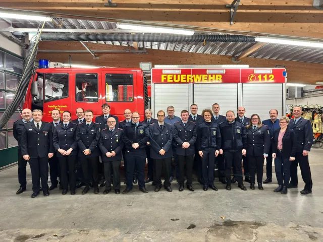 Beförderungen bei der Feuerwehr Ashausen (von links): Henning Schmedecke-Vick, Jan Elvers, Christian Büsselmann, Sophie Sander, Lennart Albrecht, Merten Stobinski, Olaf Sander, Uwe John, Ralf Eckhoff, Tim Kaiser, Nina Büsselmann, Tobias Klatt, Volkmar Persiel, Leon Halfmann, Lukas Hagel, Claas Cammann, Julian Oppermann, Julian Köhlmoos, Niels Mersmann, Vanessa Bühring, Robert Isernhagen, Tanja Heuckroth, Dennis Flügge. Foto: Beecken Beförderungen bei der Feuerwehr Ashausen (von links): Henning Schmedecke-Vick, Jan Elvers, Christian Büsselmann, Sophie Sander, Lennart Albrecht, Merten Stobinski, Olaf Sander, Uwe John, Ralf Eckhoff, Tim Kaiser, Nina Büsselmann, Tobias Klatt, Volkmar Persiel, Leon Halfmann, Lukas Hagel, Claas Cammann, Julian Oppermann, Julian Köhlmoos, Niels Mersmann, Vanessa Bühring, Robert Isernhagen, Tanja Heuckroth, Dennis Flügge. Foto: Beecken