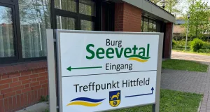 Eingangsschild zur Burg Seevetal in Hittfeld. Foto: Hamann