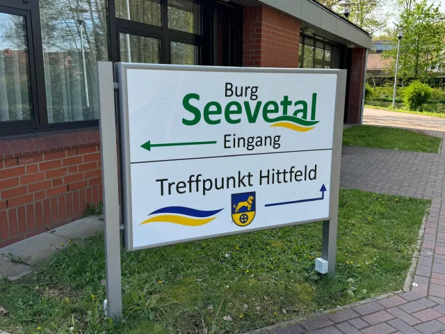 Eingangsschild zur Burg Seevetal in Hittfeld. Foto: Hamann