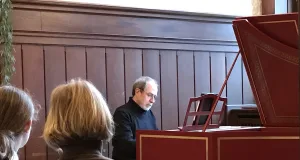 Reinhard Gräler spielt am 1. Februar auf dem museumseigenen Cembalo in der Winsener Schlosskapelle. Foto: ein