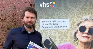 Stefan Baumann mit dem neuen Programmheft. Foto: Kreisvolkshochschule Landkreis Harburg