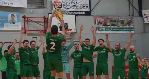 MTV-Kapitän Christopher Blunk präsentiert einmal mehr die Trophäe für der neuen Rekordsieger der Winsener Stadtmeisterschaft. Foto: Borstel