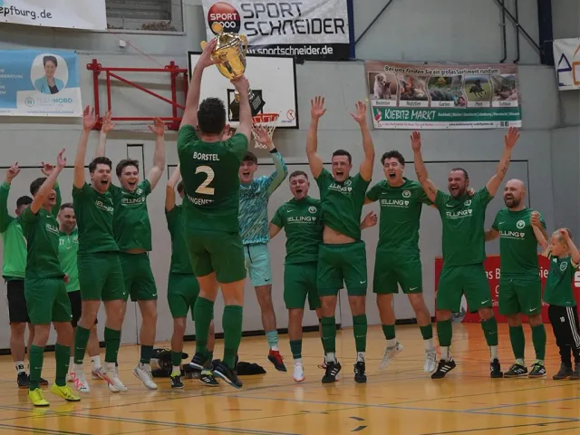 MTV-Kapitän Christopher Blunk präsentiert einmal mehr die Trophäe für der neuen Rekordsieger der Winsener Stadtmeisterschaft. Foto: Borstel